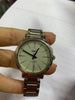 Reloj Q&Q plateado fondo beige