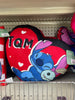 Almohada en forma de Stitch abrazando su peluche