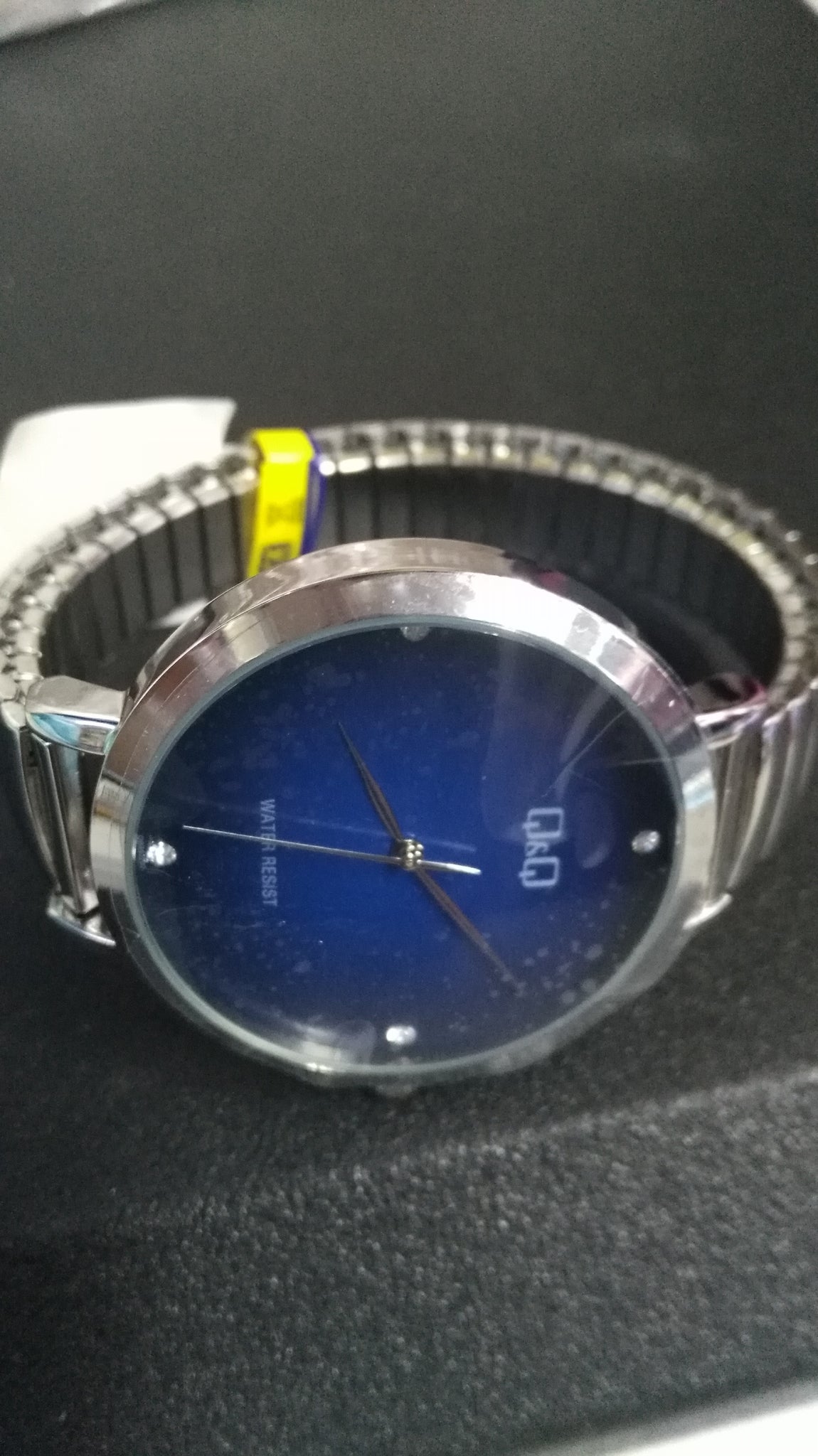 Reloj elástico fondo azul
