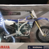 Moto pequeña azul con blanco yamaha YZ-450F de 1:12