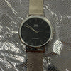 Reloj Q&Q plateado fondo negro