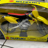 Moto grande amarilla Suzuki de 1;6